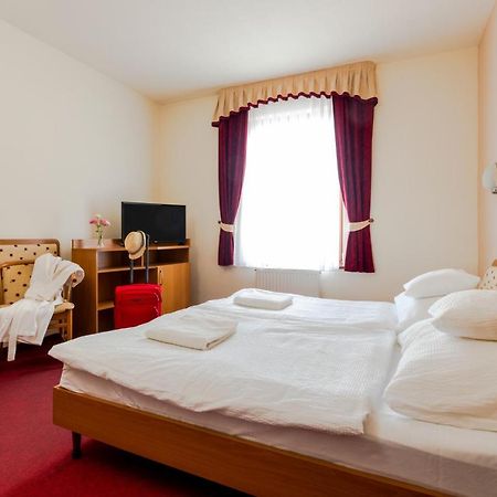 Hotel Imperial Gyogyszallo Es Gyogyfurdo Kiskoros Eksteriør billede