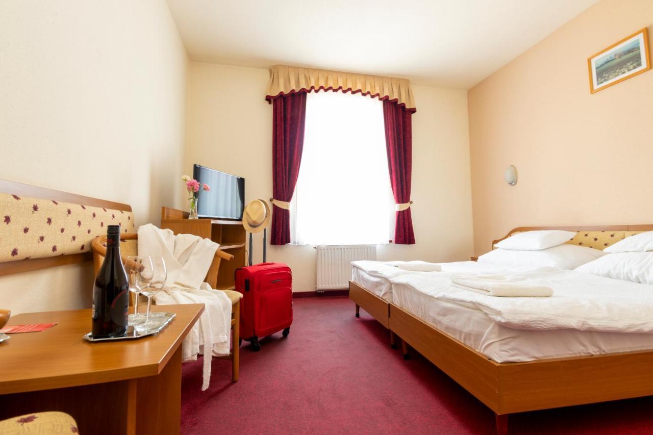 Hotel Imperial Gyogyszallo Es Gyogyfurdo Kiskoros Eksteriør billede
